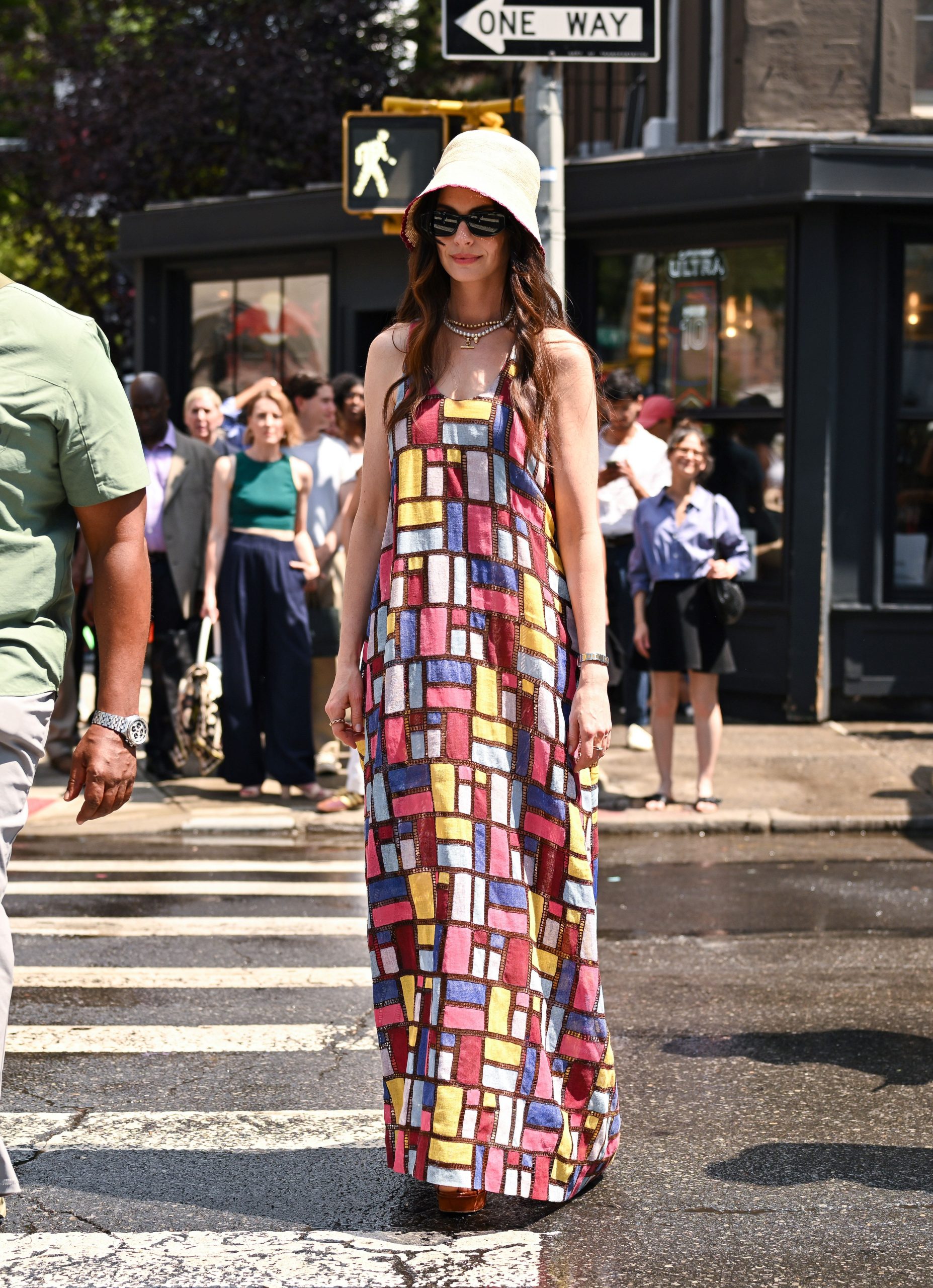 az-ordog-pradat-visel-2-resz-a-legjobb-ruhak-a-forgatasrol | Marie Claire Anne Hathaway Az ördög Pradát visel 2. részének forgatásán