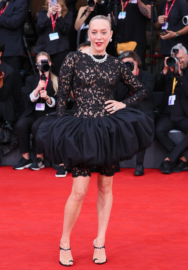 2025-velencei-filmfesztival-legszebb-ruhak | Marie Claire Chloe Sevigny balett ihletésű Saint Laurent ruhában Velencei Filmfesztiválon