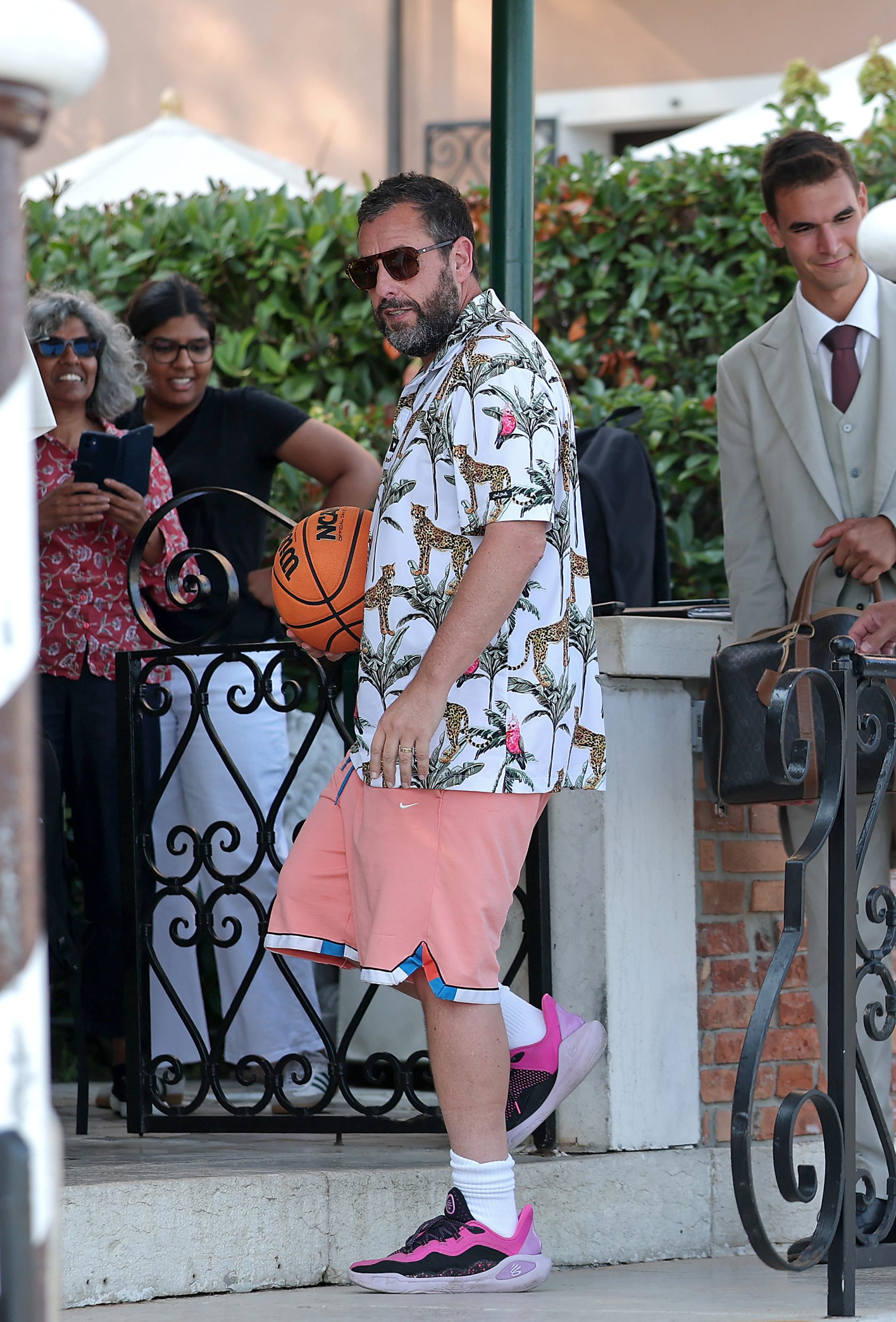 amal-clooney-egyenesen-ragyog-a-velencei-filmfesztivalon | Marie Claire Adam Sandler