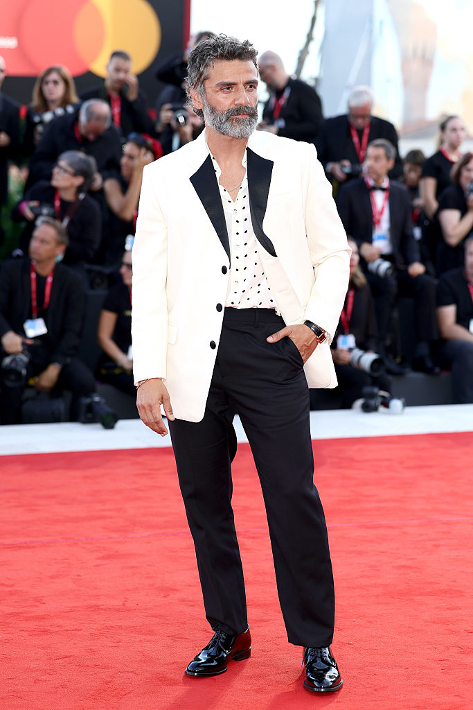 2025-velencei-filmfesztival-legszebb-ruhak | Marie Claire Oscar Isaac vagány összeállításában pózol a 2025-ös Velencei Filmfesztiválon