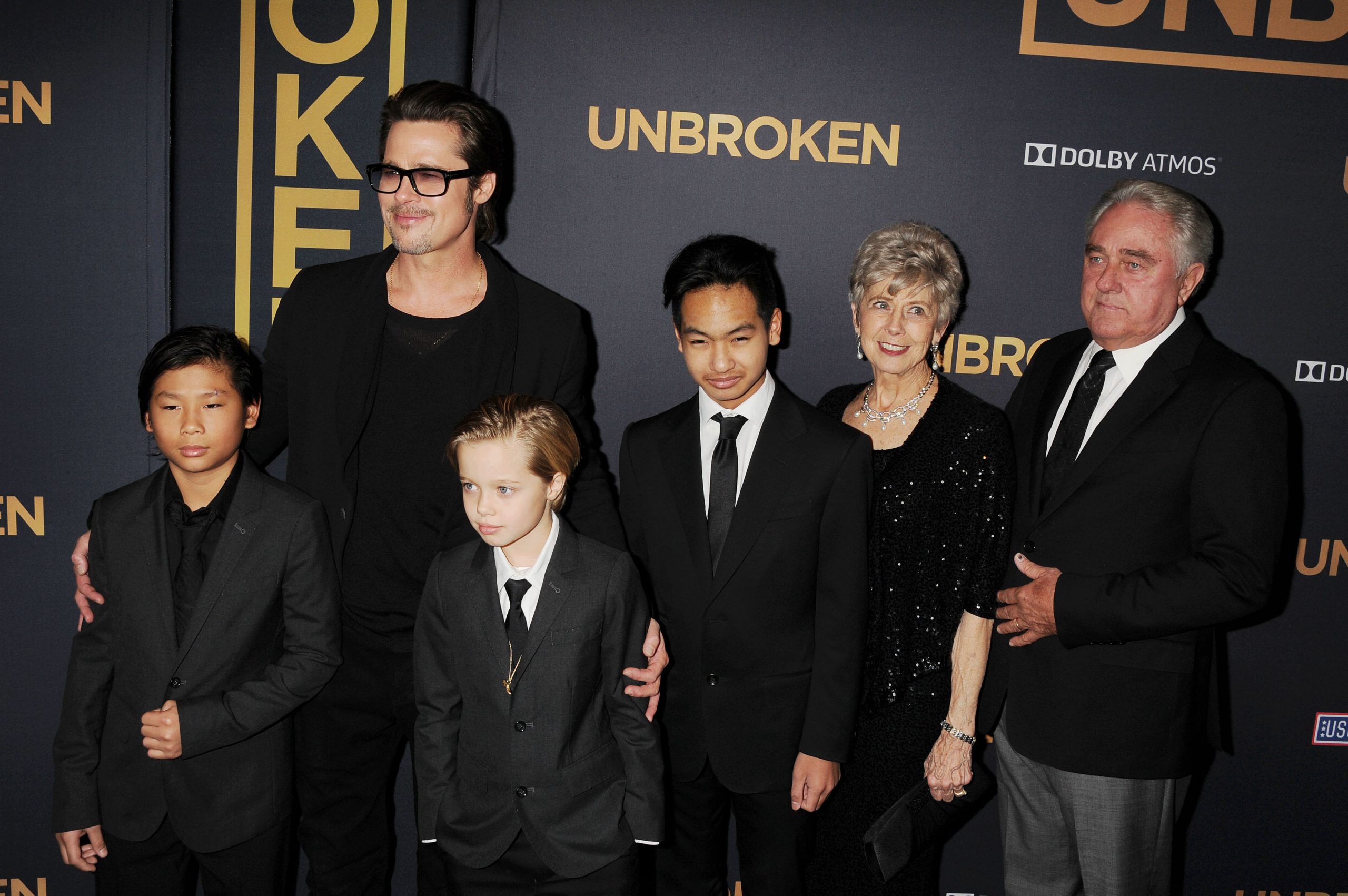 Pax Thien Jolie-Pitt, Brad Pitt, Shiloh Nouvel Jolie-Pitt, Maddox Jolie-Pitt, Jane Pitt és William Pitt részt vesznek az Rendíthetetlen című film Los Angeles-i premierjén, 2014. december 15-én