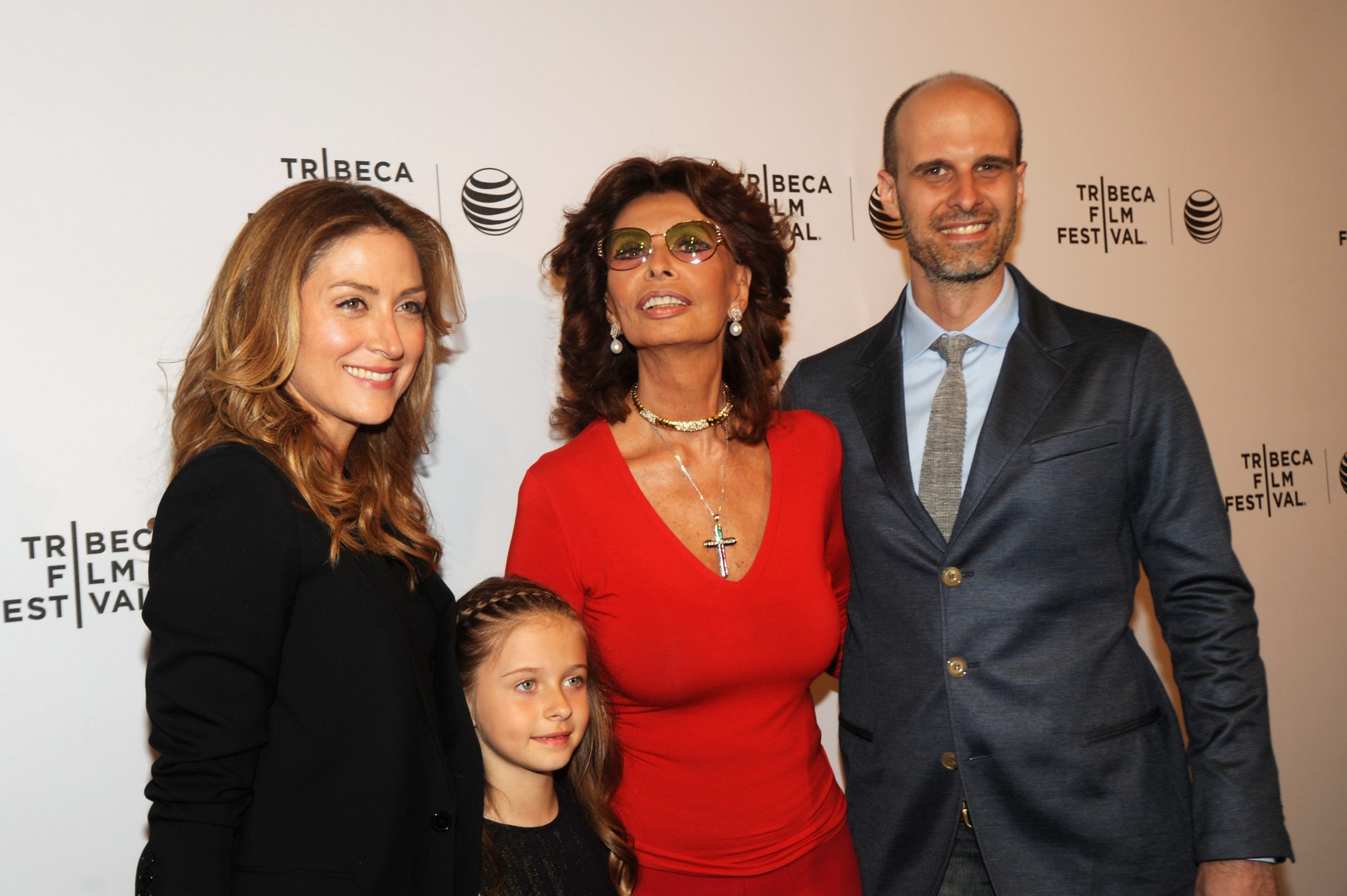 Lucia Ponti kislányként szüleivel és nagymamájával, Sophia Lorennel