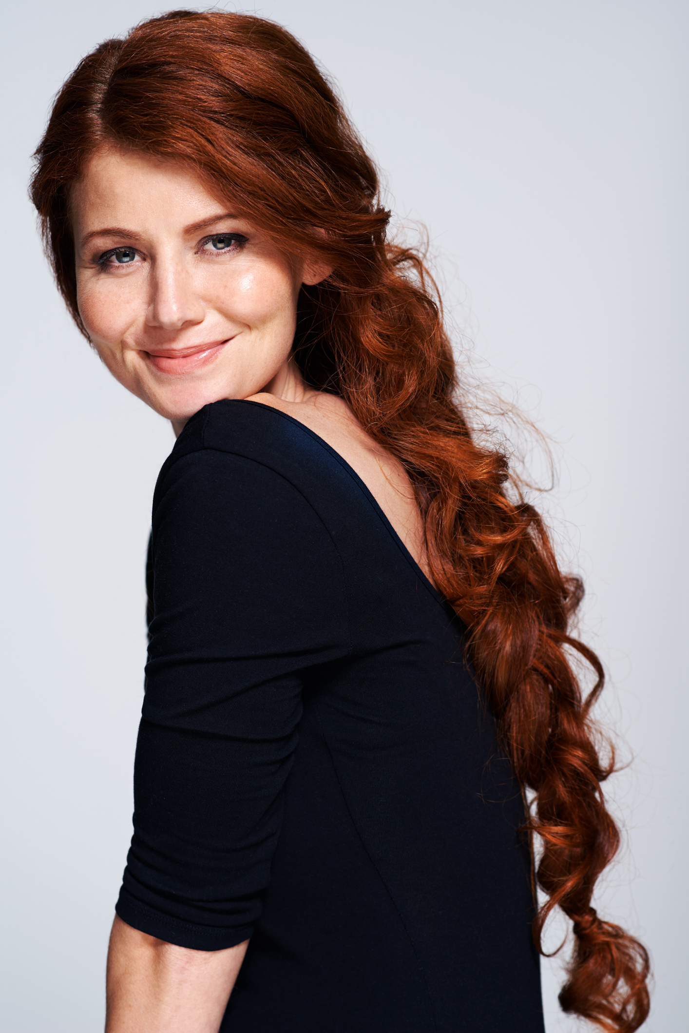 Fiatal nő oldalt elválasztott hajjal