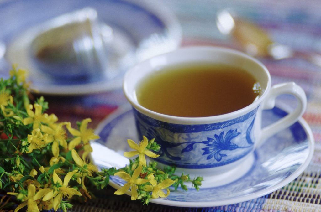 Orbáncfű és orbáncfű gyógytea csészében