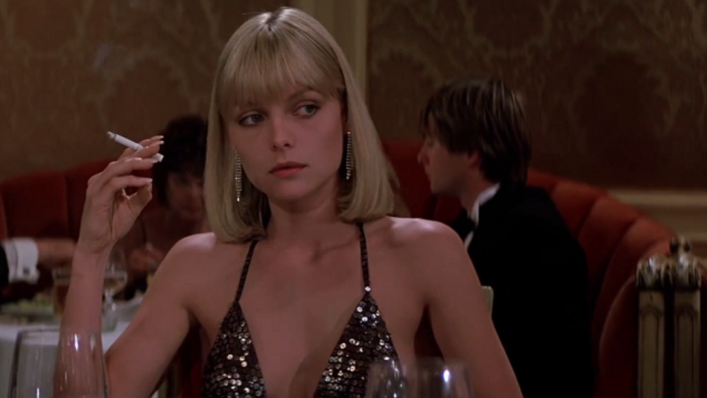 Elvira dögös ruhája A sebhelyesarcúban