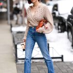 Modell kardigánban vonul