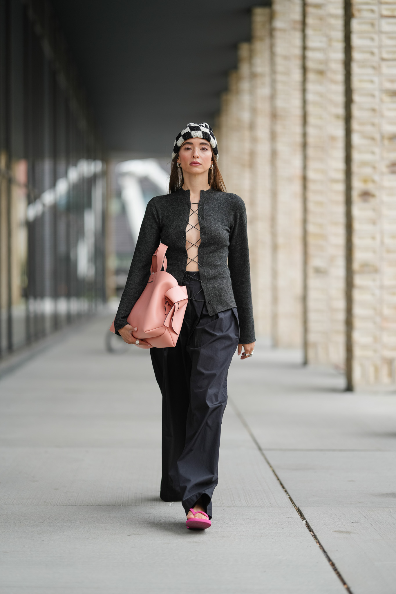 Modell kardigánban vonul