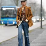 Modell kardigánban vonul