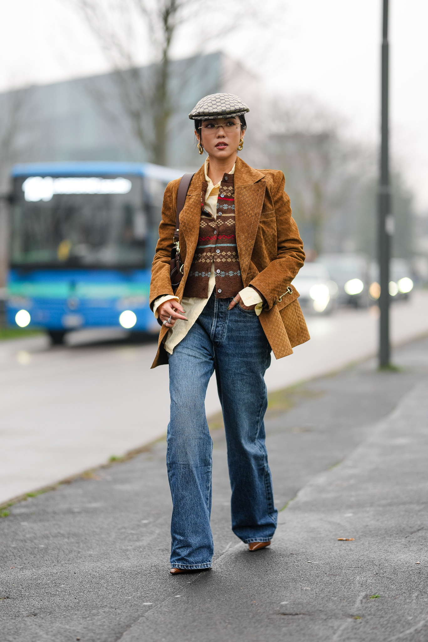 Modell kardigánban vonul