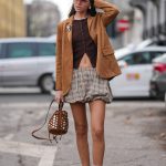 Modell kardigánban vonul