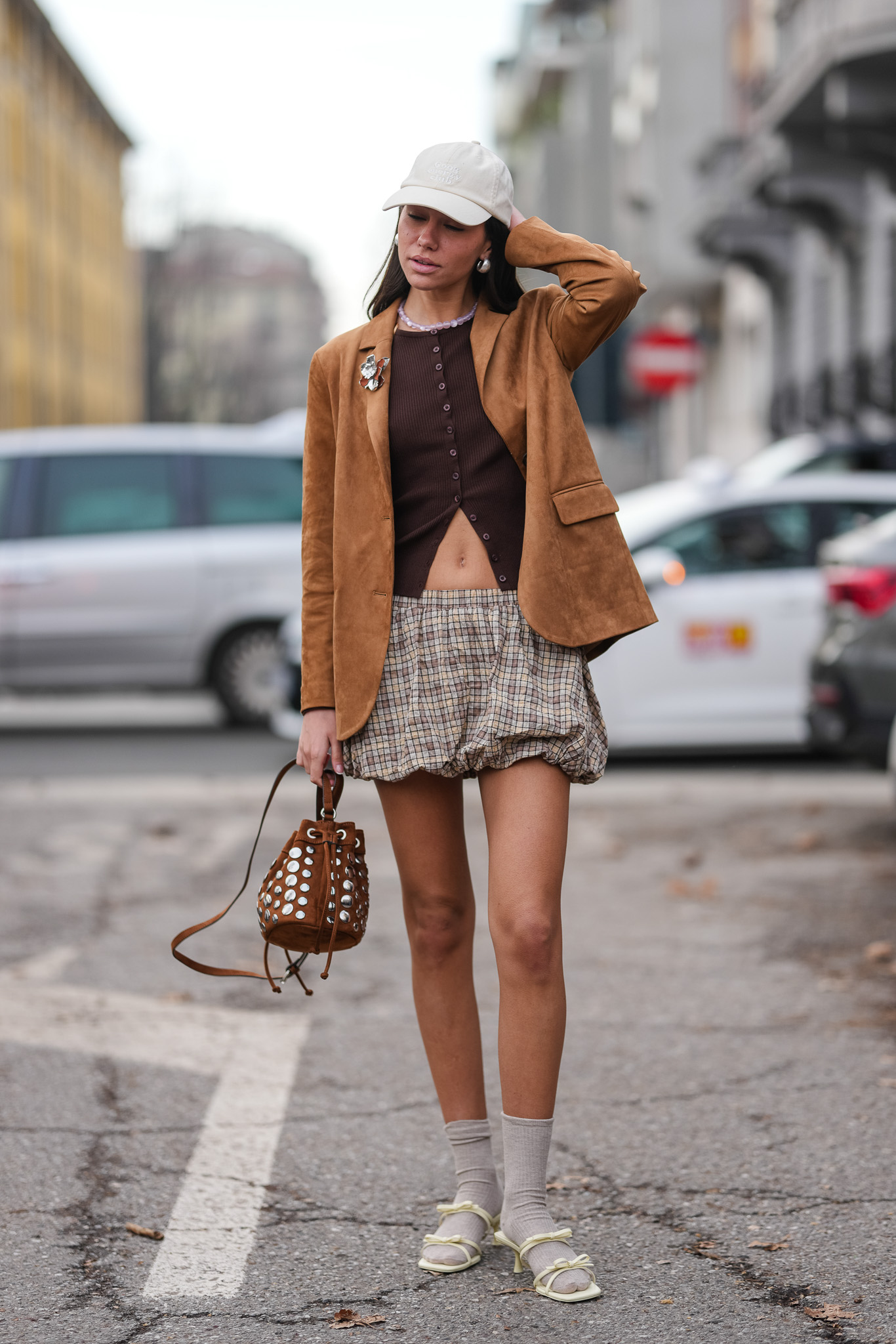 Modell kardigánban vonul