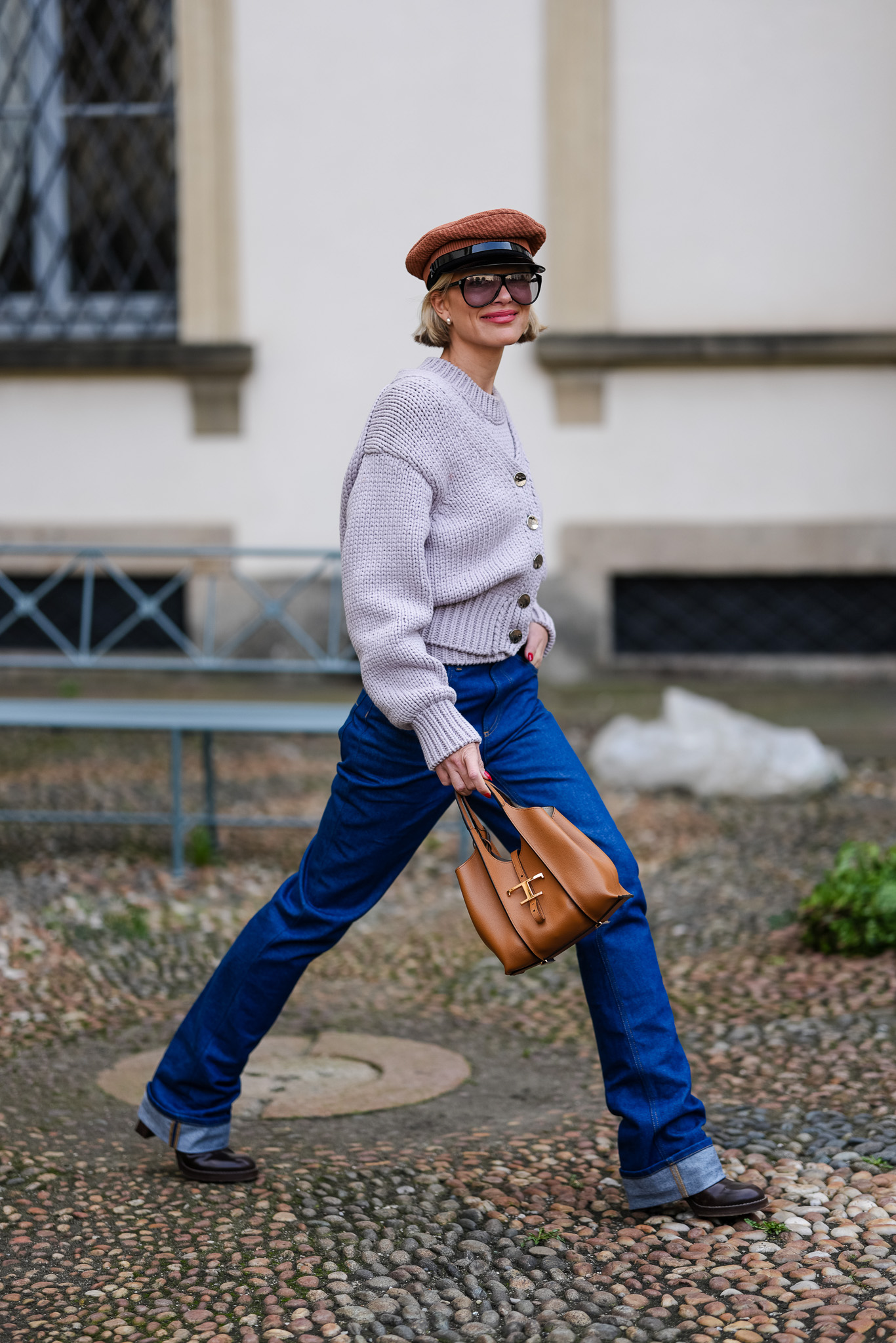 Modell kardigánban vonul