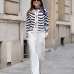 Modell kardigánban vonul