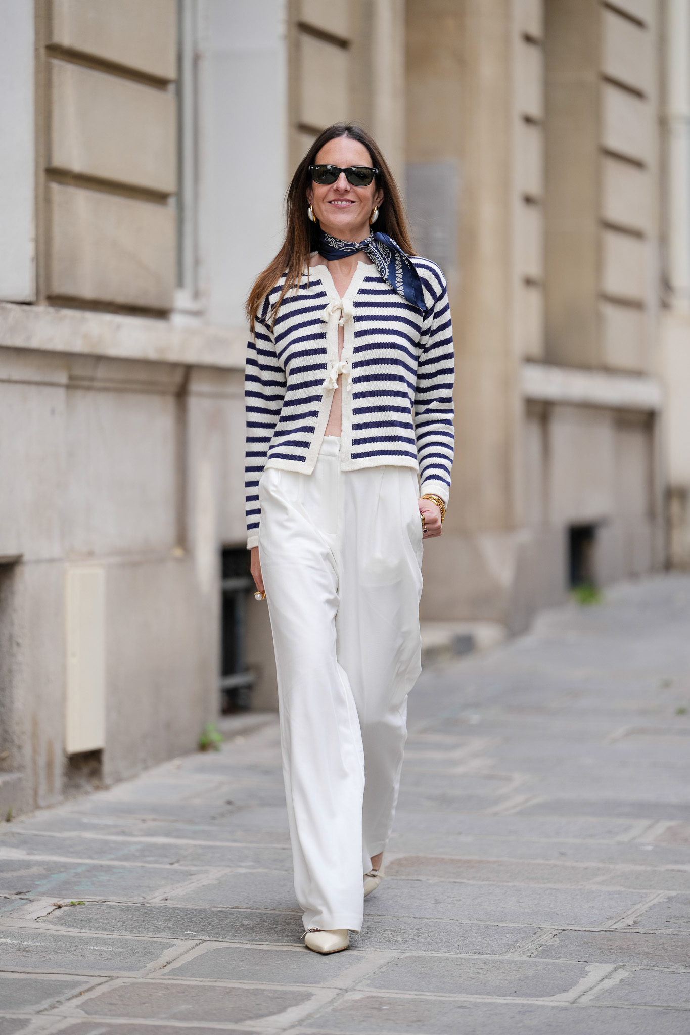 Modell kardigánban vonul