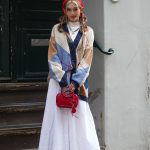 Modell kardigánban vonul