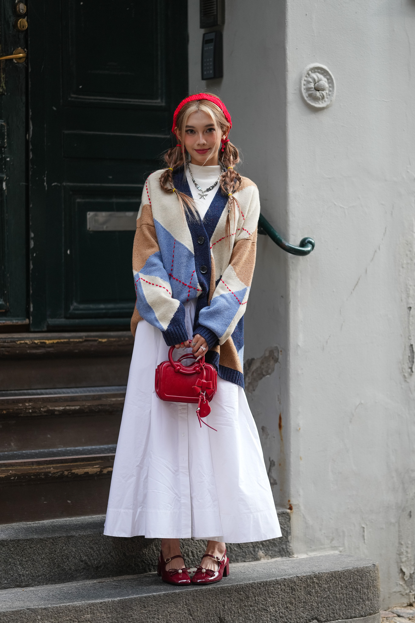 Modell kardigánban vonul