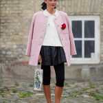 Modell kardigánban vonul