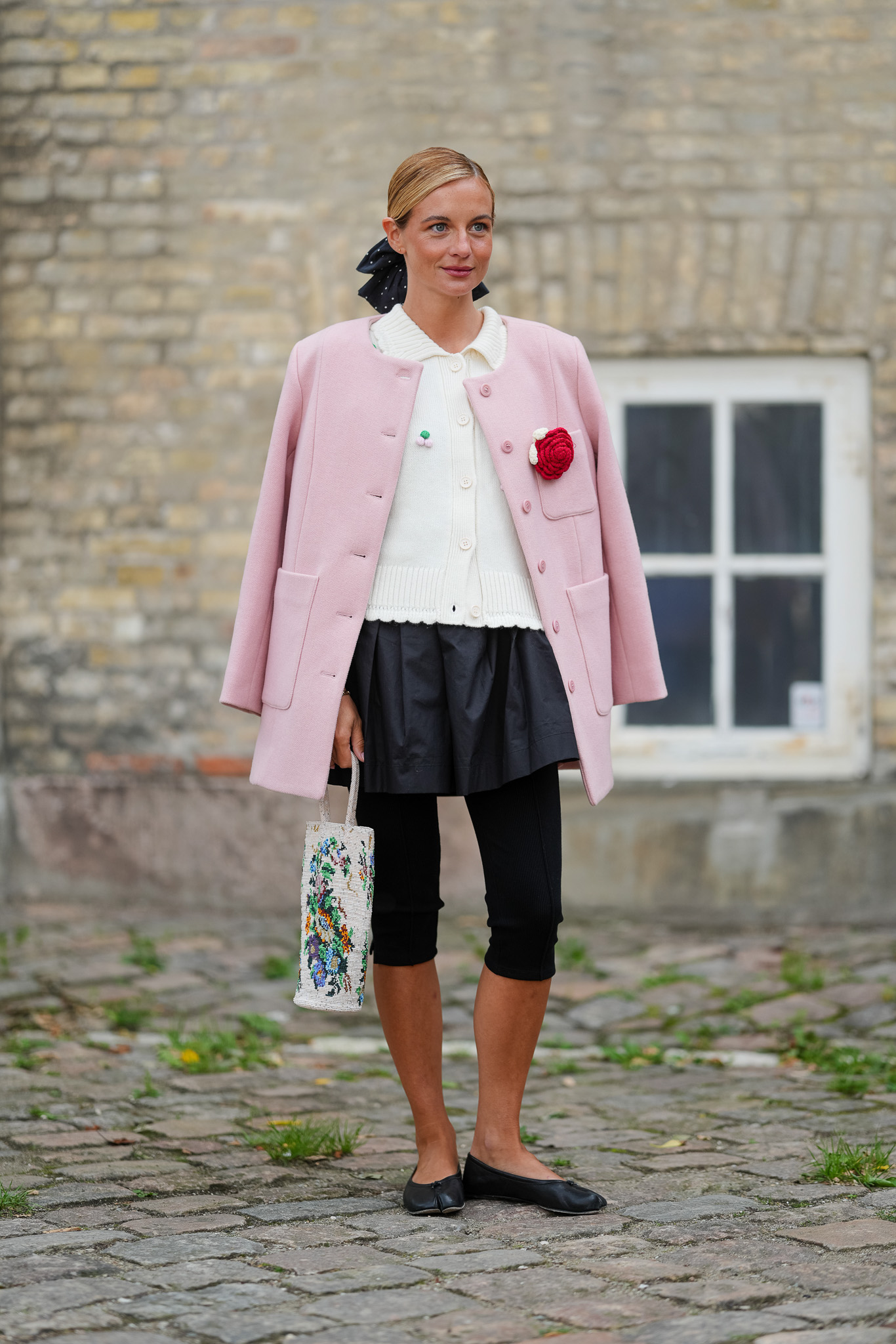 Modell kardigánban vonul