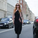 Modell kardigánban vonul