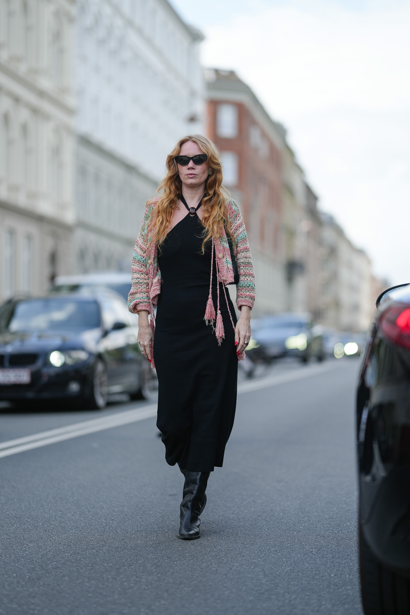 Modell kardigánban vonul