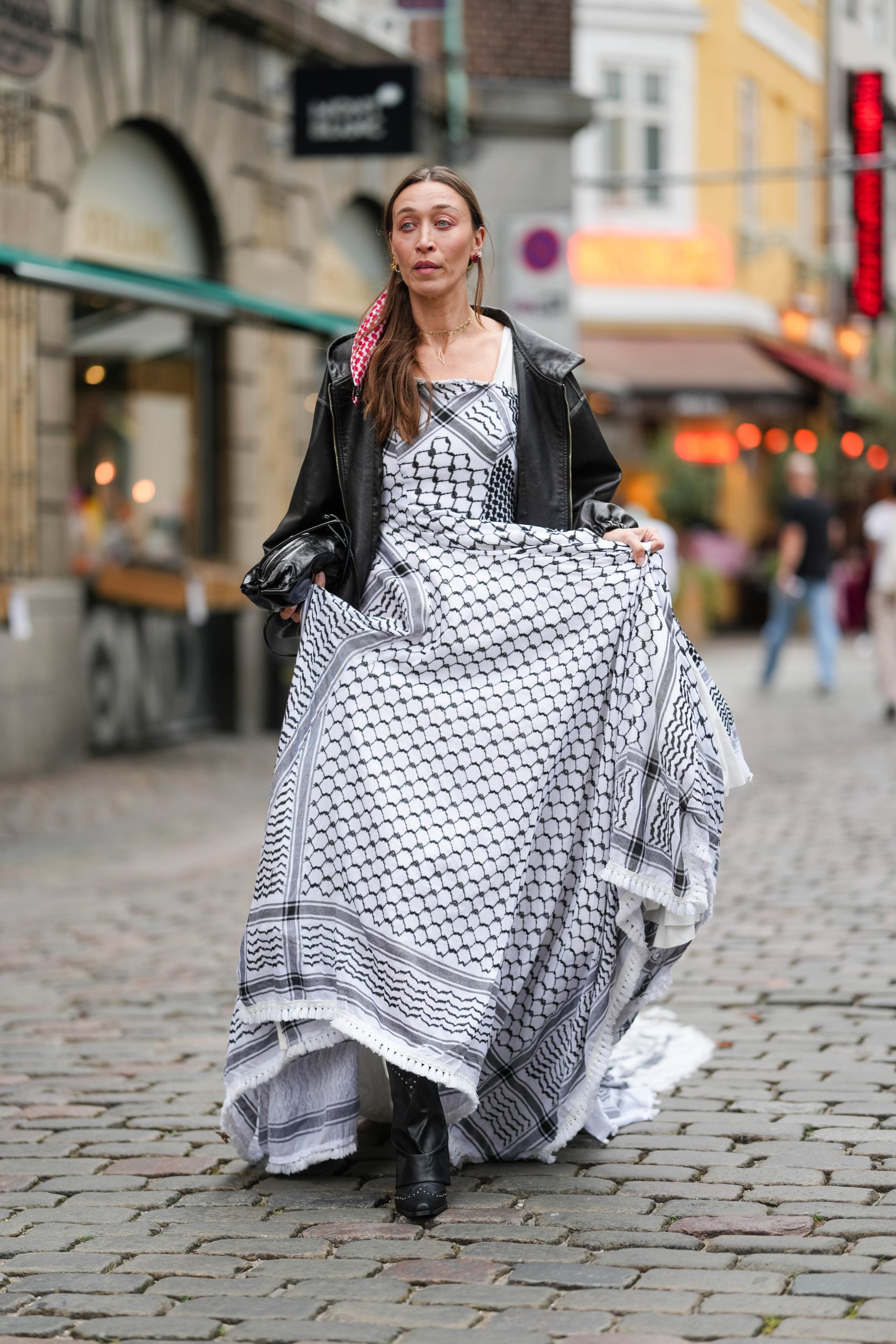 Fiatal nő átmeneti kabátban vonul