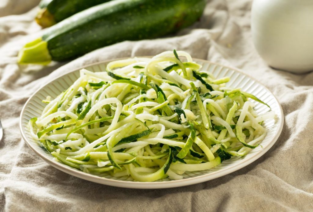 Reszelt cukkini fehér tárnyéron