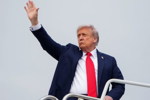 Donald Trump a repülőgépből kiszállva integet