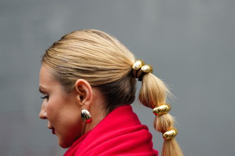 Fiatal nő női hajgumis buborékcopfban