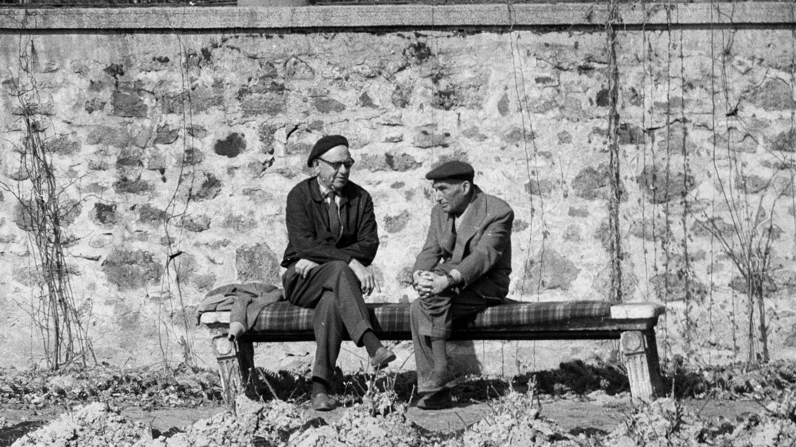 Esterházy-kastély, az Írók Alkotóházának parkja. Fekete István író és Majoros István író, műfordító, filmesztéta, filmkritikus.