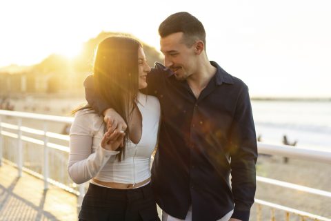 Szerelmespár sétál a naplementében