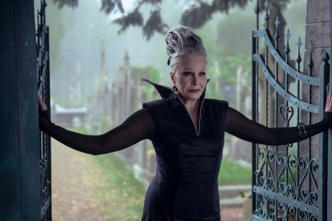 Joanna Lumley Morticia anyjaként a Wednesday 2-ben