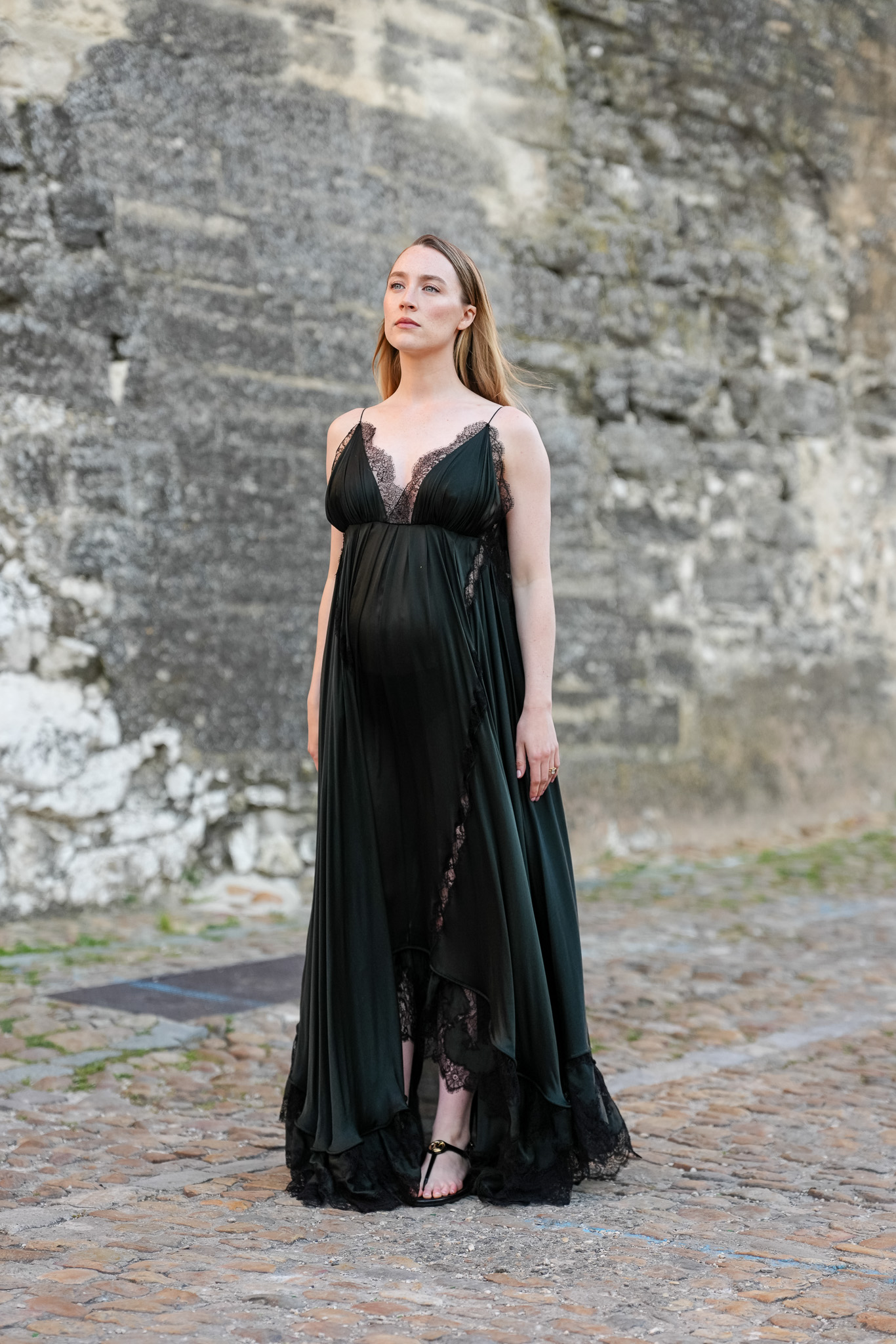 Saoirse Ronan spagettipántos-ruhában