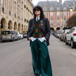 Modell melegítőnadrágban pózol