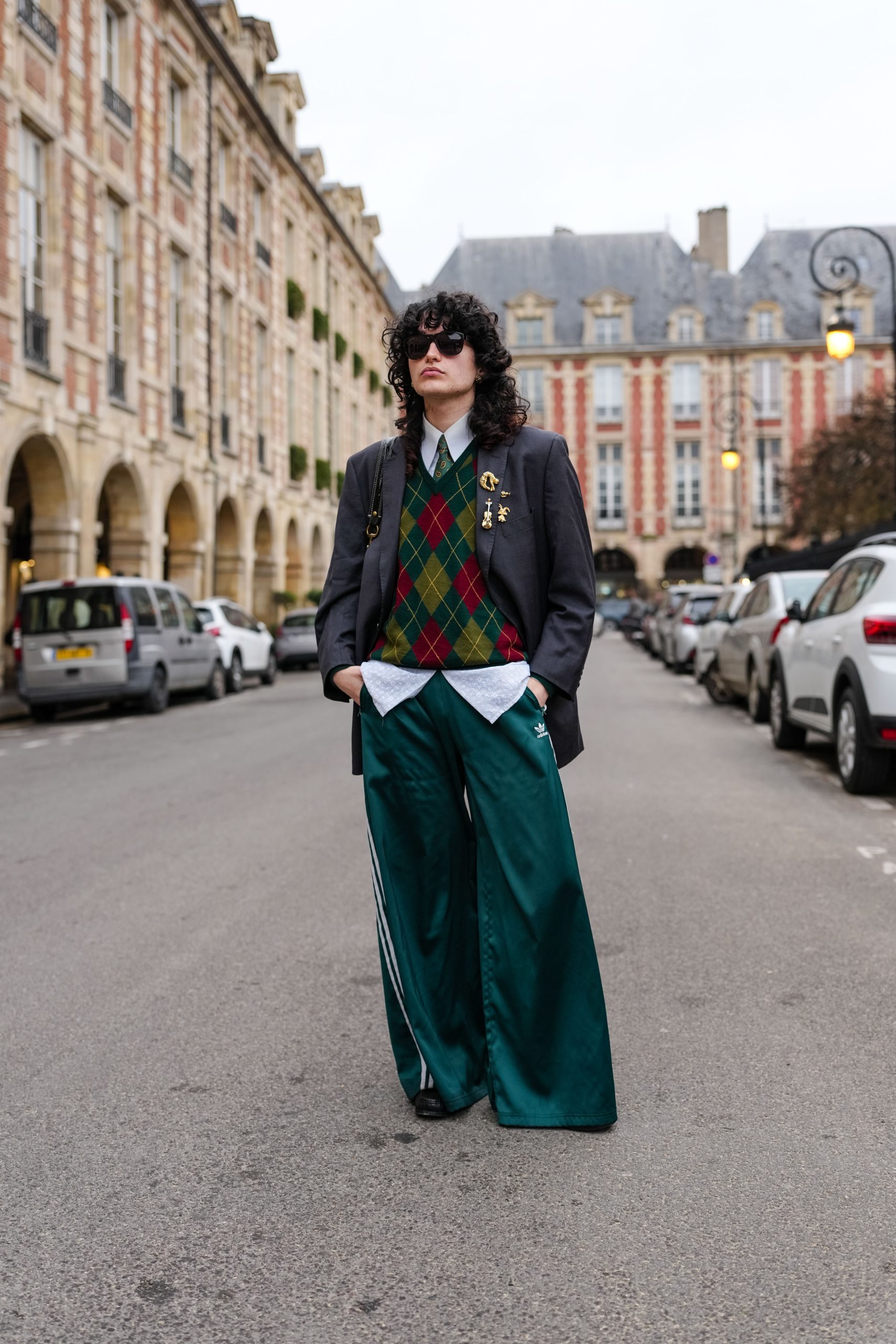 Modell melegítőnadrágban pózol