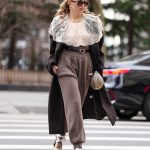 Modell melegítőnadrágban pózol