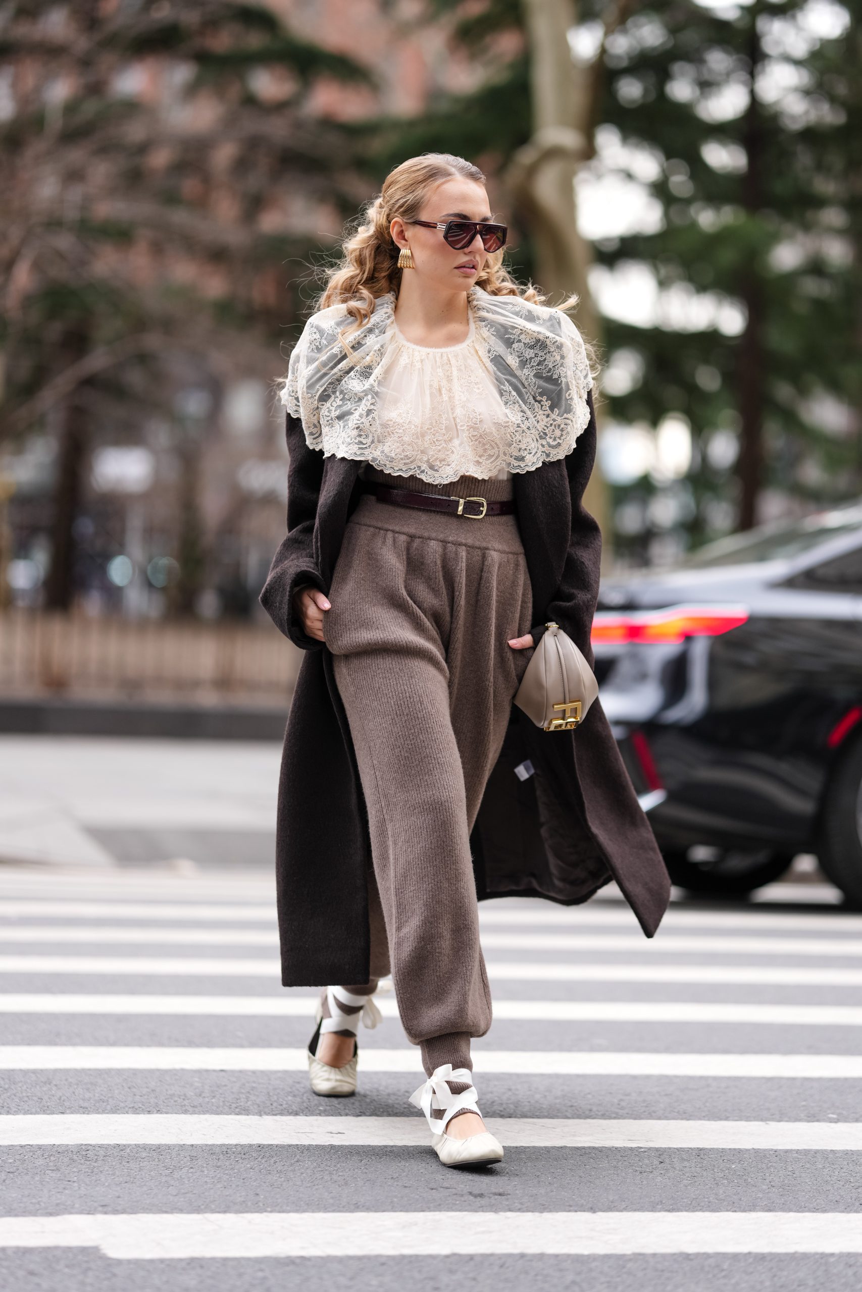 Modell melegítőnadrágban pózol