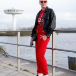 Modell Melegítőnadrágban pózol