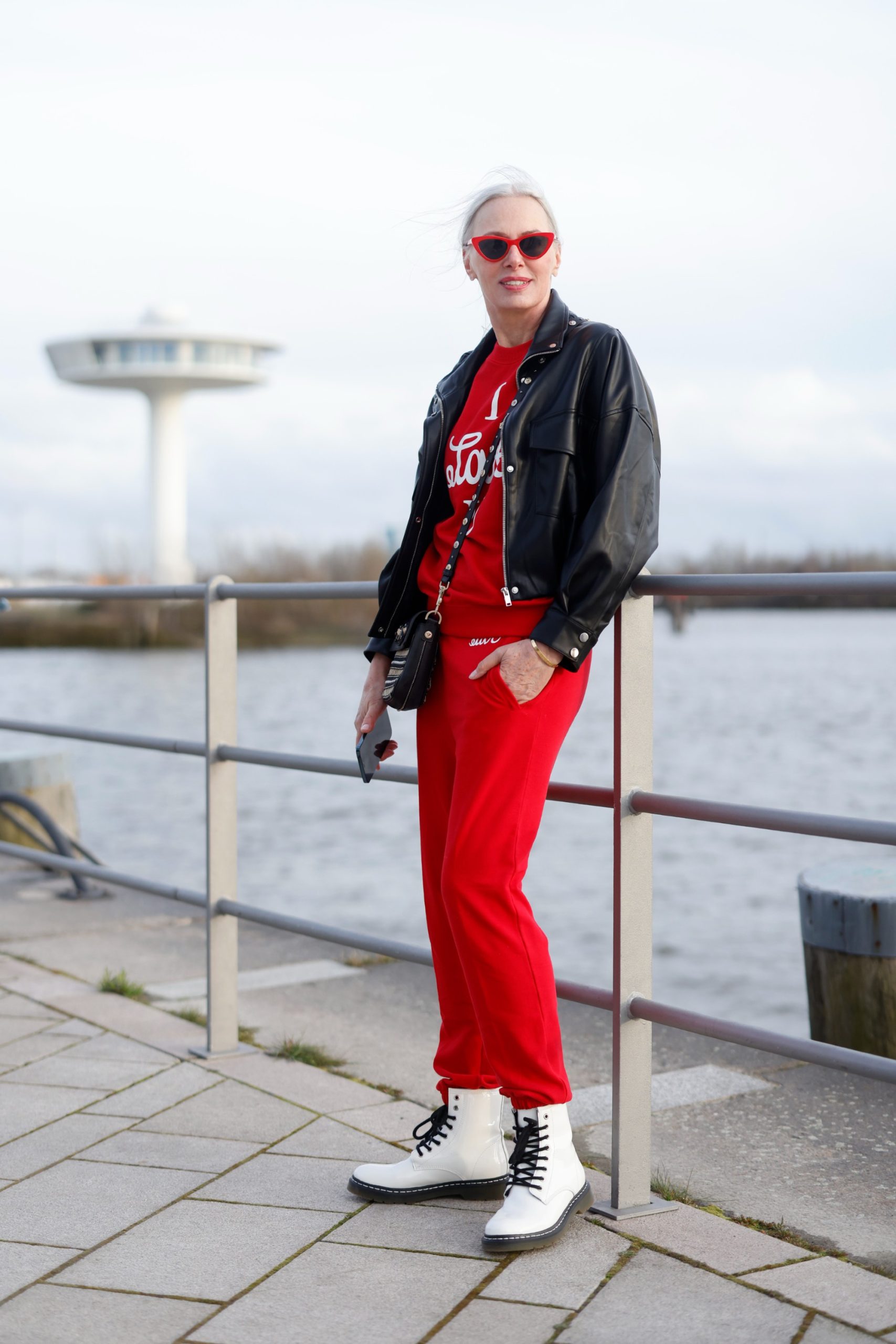 Modell Melegítőnadrágban pózol