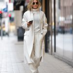 Modell melegítőnadrágban vonul