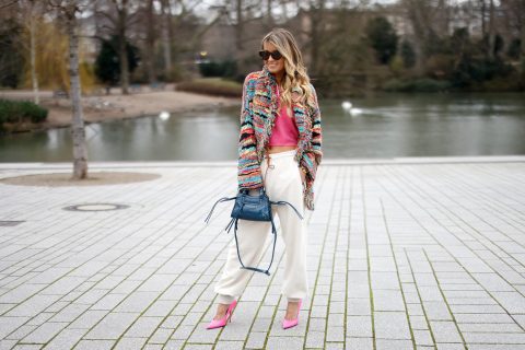 Fiatal szőke nő melegítőnadrágban pózol