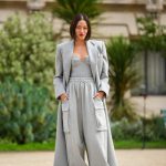 Modell melegítőnadrágban pózol