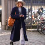 Modell melegítőnadrágban pózol