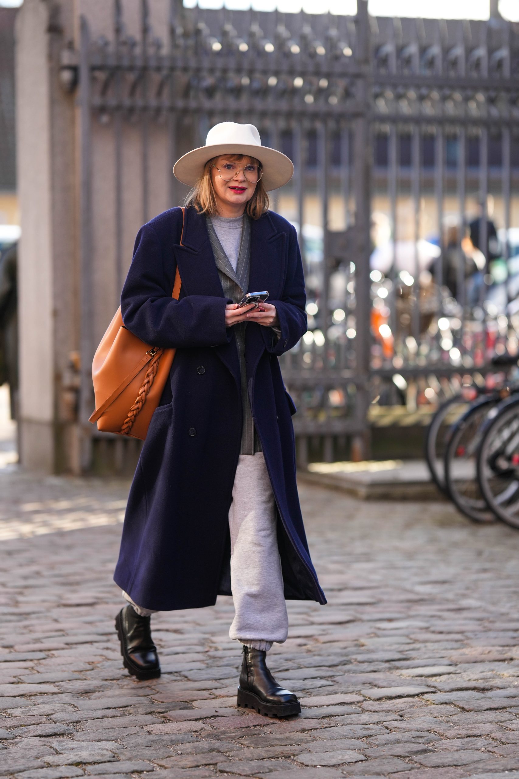 Modell melegítőnadrágban pózol