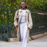 Modell melegítőnadrágban pózol