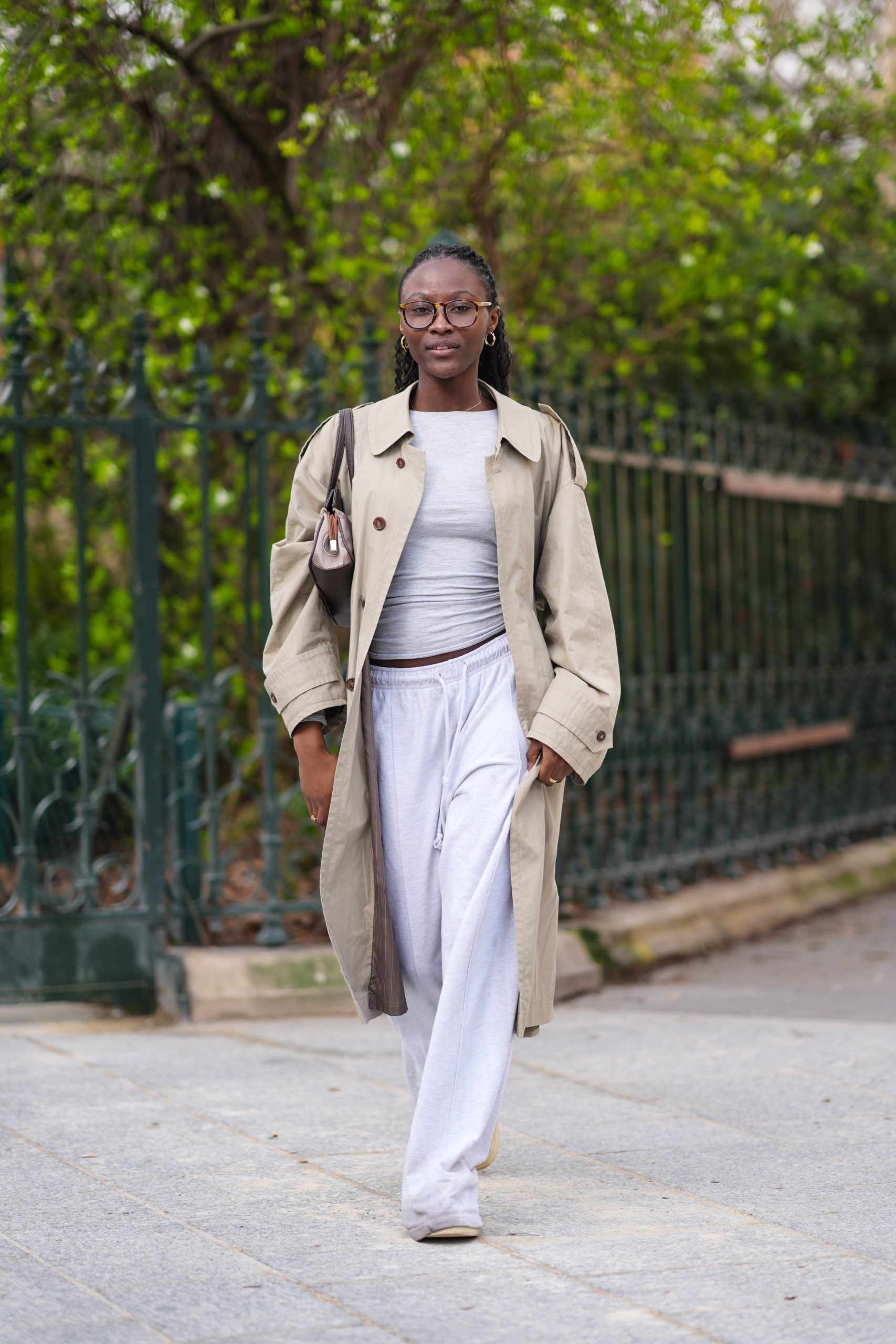 Modell melegítőnadrágban pózol