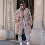 Modell melegítőnadrágban pózol