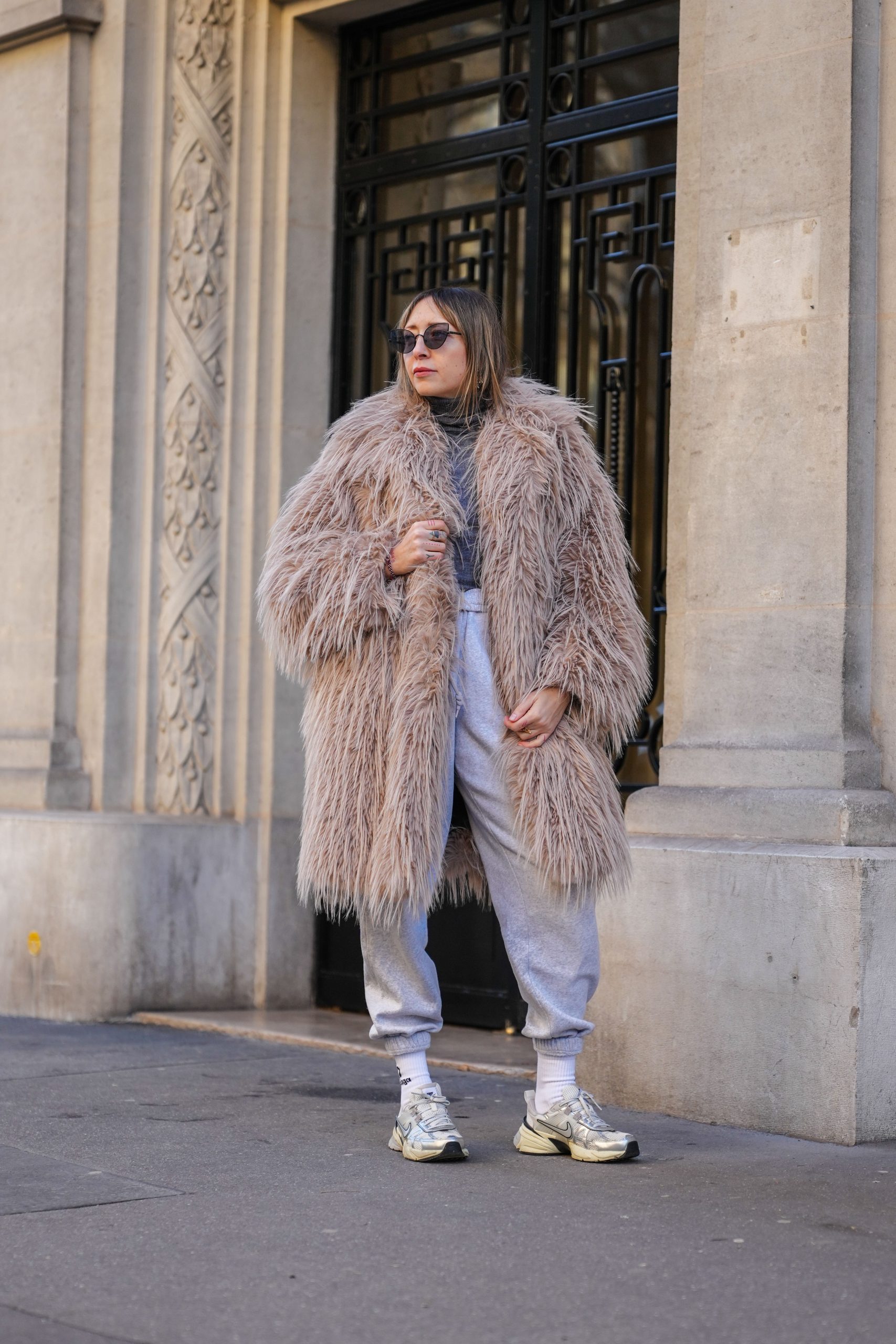 Modell melegítőnadrágban pózol