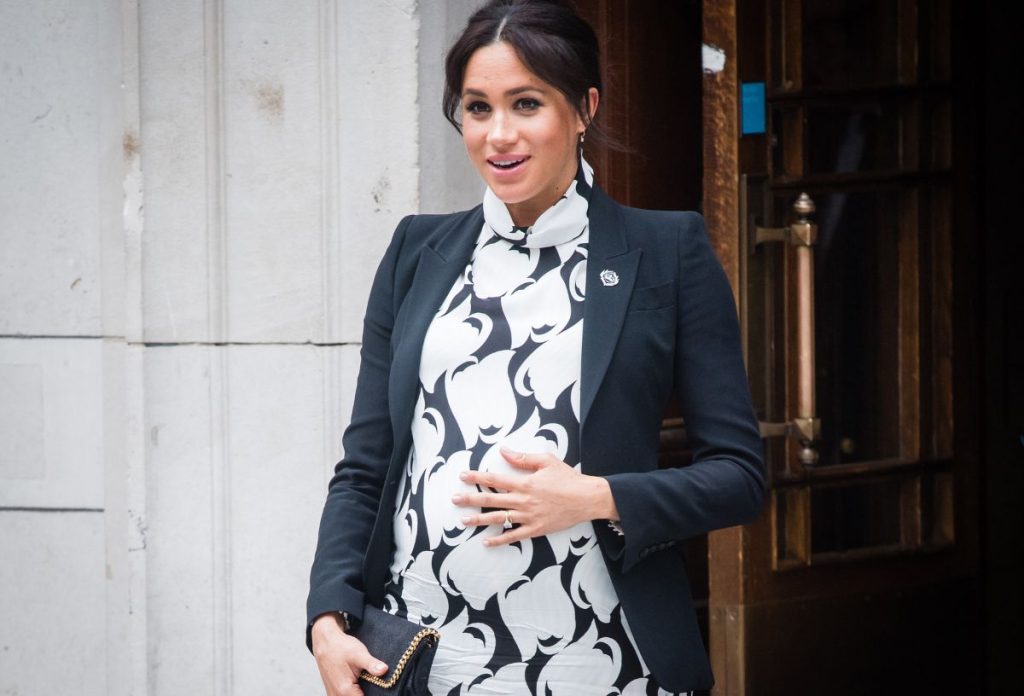 meghan-markle-netflix-sorozat-terhes | Marie Claire Meghan Markle várandósan fekete blézerben és fekete-fehér mintás ruhában