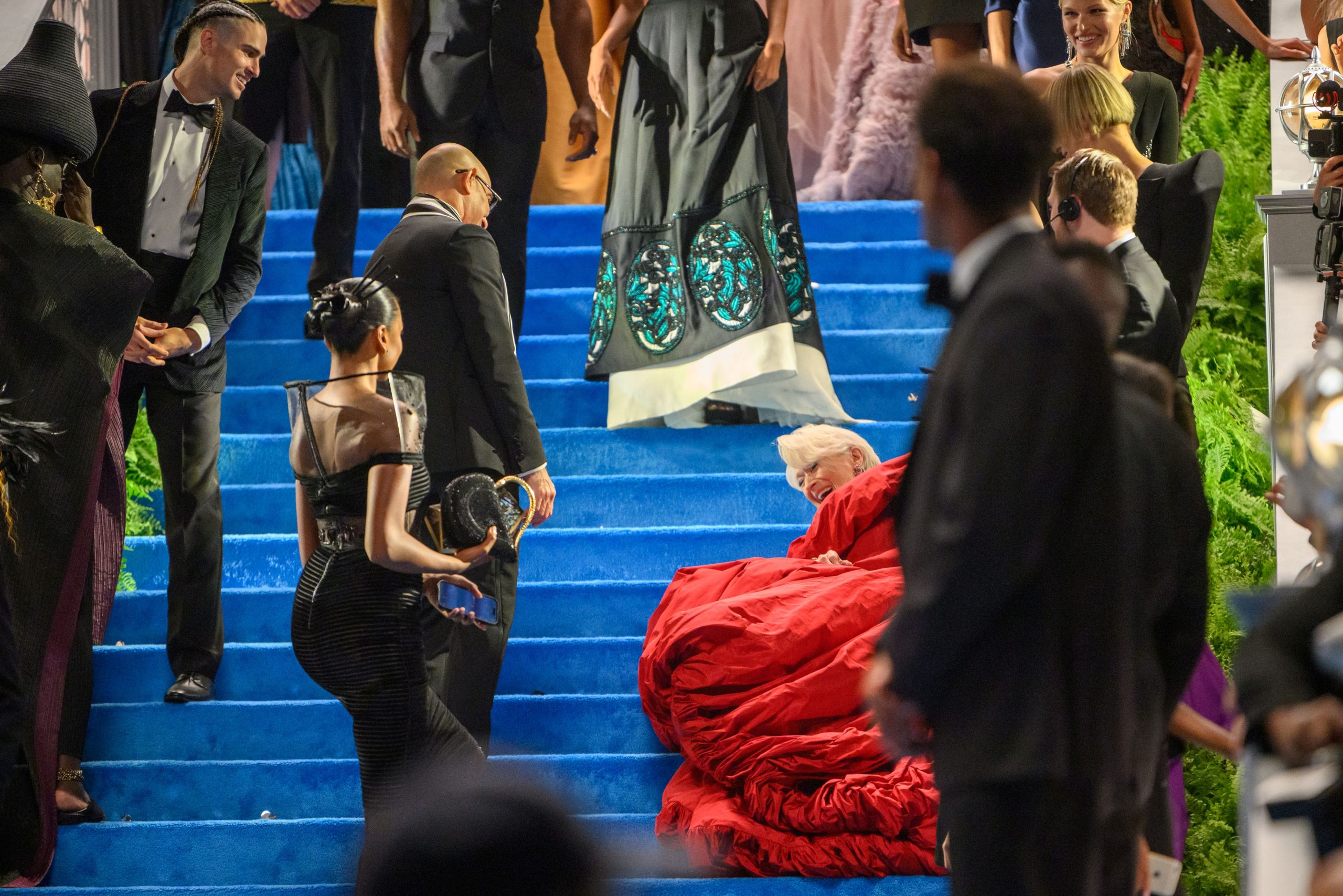 meryl-streep-az-ordog-pradat-visel2 1 | Marie Claire Meryl Streep piros ruhában Az ördög Pradát visel 2. forgatásán