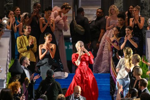 Meryl Streep piros ruhában Az ördög Pradát visel 2. forgatásán